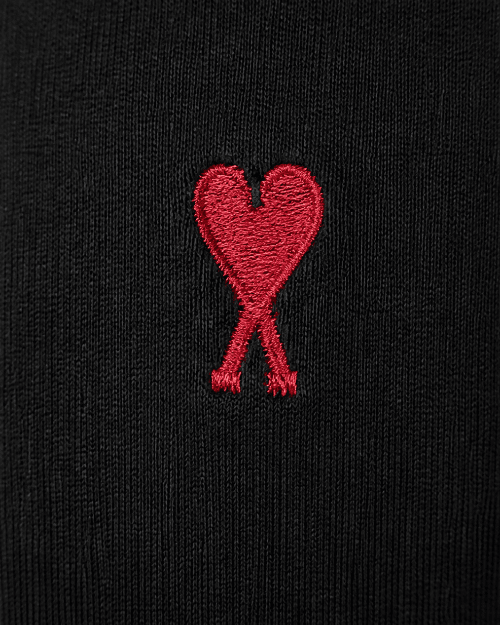 T-shirt noir cœur rouge